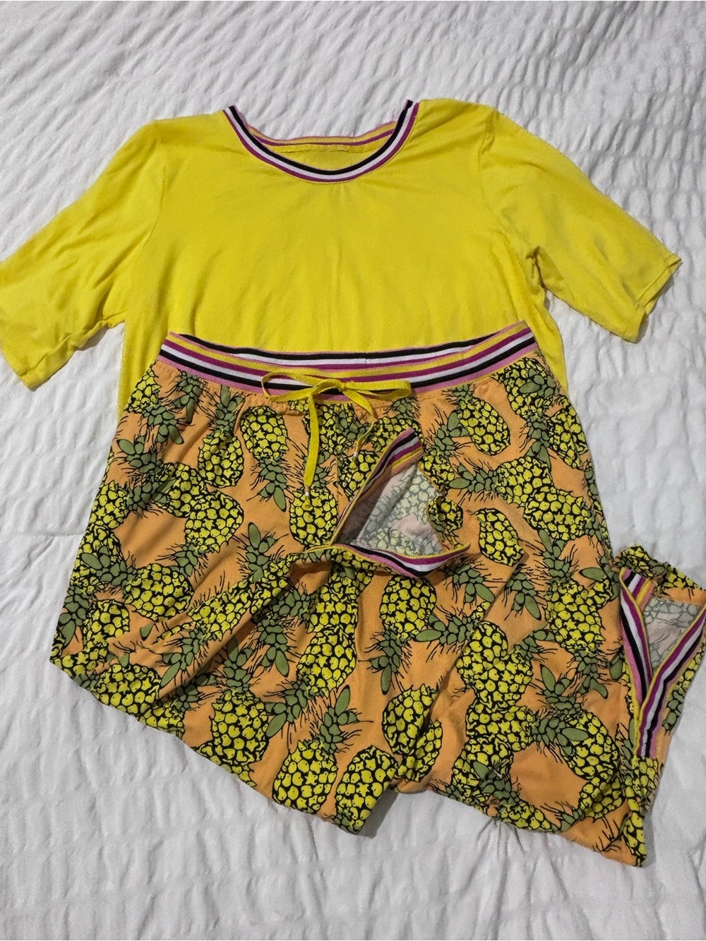 Cuddl Duds Comfort Tee & Cropped Pants Pajama Set Pineapple Large Womens Yellow